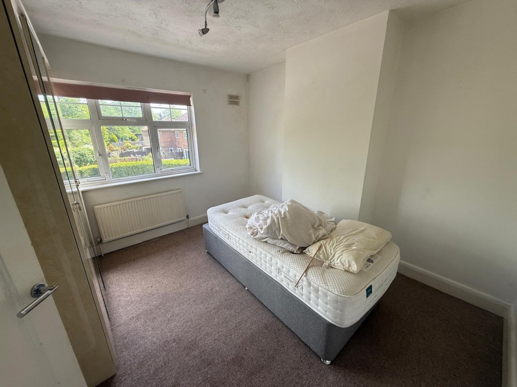 Lot: 31 - SEMI-DETACHED HOUSE FOR REFURBISHMENT IN POPULAR VILLAGE - Bedroom 3